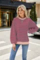Detailansicht des lässigen Damen rot blau gestreiften Rundhals Sweatshirts im Freien. - Rot Grau Gestreift
