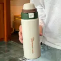 Portable stainless steel vacuum insulated water bottle with dual drinking lid and stylish design. - 500ml / Green