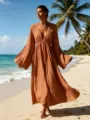 Detailaufnahme des fliessenden Strand Maxikleides mit tiefem V-Ausschnitt und Aermeln. - Karamellbraun