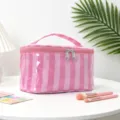 Vista detallada del neceser de maquillaje rosa a rayas de PVC impermeable con doble cremallera. - Rayas Rosa Intenso