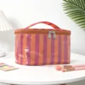 Vista detallada de bolsa cosmética de rayas impermeable, organizador de maquillaje PVC portátil. - Rayas Naranja y Rosa