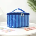 Bolsa de maquillaje impermeable de PVC a rayas azules con asa y cremallera para viajes. - Rayas Azul Real
