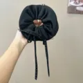 Coletero de pelo negro plisado con cintas largas, accesorio elegante retro para mujeres. - Coletero Lazo Cinta Corazón Floral Negro