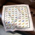 Vue détaillée du carré de soie en satin avec un joli motif imprimé de teckels mignons. - 70x70cm / Chien Rose Clair