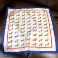 Foulard carré en soie imprimé teckel 70cm satin bandeau de cou mode pour les femmes accessoire - 70x70cm / Chiot Bleu