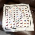 Carré de soie satinée avec joli imprimé de teckels colorés, foulard élégant pour femmes. - 70x70cm / Chien Gris Argenté