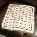 Petit carré de soie satinée avec imprimé de chiens teckels mignons, foulard élégant. - 70x70cm / Chien Vert