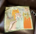 Gros plan d'un carré de soie en satin imprimé de chats artistiques, détail de foulard. - 70x70cm / Chat Vert Clair