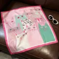Gros plan detaille du motif de chat cartoon colore sur le carre de soie rose satine. - 70x70cm / Chat Rose