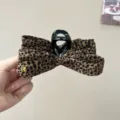 Vue de detail de la pince a cheveux noeud multicouche leopard, accessoire de mode vintage. - Pince Nœud Léopard Jaune