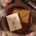 Tarjeta de felicitación floral en acuarela vintage con sobre kraft, elegante set. - Estilo Cosmos / Tamaño Grande