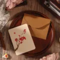 Tarjeta de felicitación china retro con acuarela de ciruelo en flor y sobre de papel kraft - Estilo Ciruelo Rojo / Tamaño Grande
