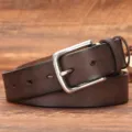 Bruine echt lederen herenriem met stijlvolle zilveren metalen gesp voor casual jeans. - 105cm / koffiekleur