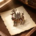 Vintage goldfarbene geflügelte Widder Brosche mit grünen roten Strasssteinen für Damen Mantel. - Farbedelstein Geflügeltes Widder Brosche