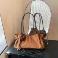 Retro suede tote bag for women, large capacity shoulder bag with stylish heart pendant and tassels. - With Heart Pendant / Brown