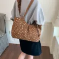 Bolso Tote (Con Colgante De Flor) / Marrón