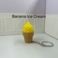 Niedlicher Bananen Eiskrem 3D gedruckter Fidget Spielzeug Schlüsselanhänger neu top - Bananen-Waffeleis
