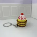 3D gedruckter Cupcake Schlüsselanhänger, süßes Taschenaccessoire und Anti-Stress Klicker Spielzeug. - Streuselkuchen