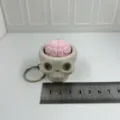 3D gedruckter Totenkopf Schlüsselanhänger mit rosa Gehirn Design, neuartiger Taschenanhänger. - Schädel Schlüsselanhänger (Wolkengeweiß)