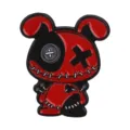 Broche de metal con diseño de conejo vudú gótico, insignia estilo punk oscuro. - Conejo Cosido (QHXZ7158) / Rojo y Negro