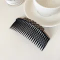 Elegante pettine per capelli nero con strass scintillanti, ideale per acconciature chic. - Pettine Cuore Grigio
