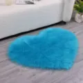 Beau tapis en fausse fourrure duveteuse en forme de cœur bleu, descente de lit douce. - Bleu foncé