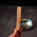 Natürlicher Palo Santo Räucherstick für Meditation, Yoga und harmonische Raumreinigung. - Ausgewähltes 10cm Palo Santo Holz