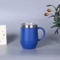 Blauwe roestvrijstalen 12oz geïsoleerde koffiemok met handvat en deksel voor thuis. - Met handvat / Blauw