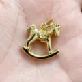 Gros plan détaillé d'un pendentif cheval à bascule plaqué or avec une texture raffinée. - Pendentif Cheval à Bascule(GC-A0096)