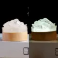 Veilleuse en cristal avec base en bois, lampe de table design glace pour chambre. - Pierre Brute de Calcite Blanche Lumière Froide