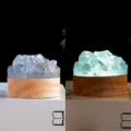 Veilleuse en pierre de cristal avec base en bois, lampe d'ambiance LED de chevet variante. - Pierre Brute de Célestine Lumière Froide