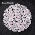 Gedetailleerd aanzicht van rozenkwarts kristal scherven, geboorde edelsteen kraaltjes voor sieraden DIY. - Rozenkwarts / 10g Verpakking (Ca. 5-7mm)