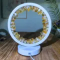 Vista detallada de la lámpara de escritorio LED de cristal de citrino natural con piedras. - Marco Blanco Redondo Cristal Amarillo