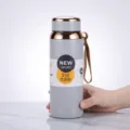 Detailansicht der 800ml Edelstahl Sport Trinkflasche mit tragbarem Gurt und edlem Deckel. - 800ml / Grau