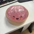 Rosa Glitzer Baozi Squishy Antistress-Spielzeug mit niedlichem Gesicht für sensorischen Spaß. - Rosa
