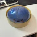 Blauer Glitzer Qutsche-Brötchen Anti-Stress-Spielzeug mit Dämpferkorb, niedliches Zappel-Spiel. - Dunkelblau
