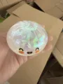 Transparenter Quetsch-Brötchen-Spielzeug mit holografischer Folie und niedlichem Gesicht. - Band Perlenweiß