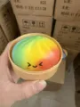 Regenboog Quetschi Baozi Anti-Stress-Spielzeug mit niedlichem Gesicht im Dampfkorb. - Regenbogen Brötchen