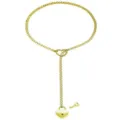 Vue détaillée du collier cravate en acier inoxydable doré avec des pendentifs cadenas et clé. - Collier Chaîne Coulissante Serrure Cœur / Or