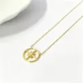 Nahaufnahme Detail der goldenen Kompass Stern Anhänger Halskette, edler Schmuck. - Gold
