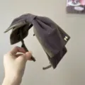 Serre-tête vintage en velours avec nœud et détail doré, élégant accessoire pour femme élégante. - Serre-tête Grand Nœud Peigne à Dents / Violet