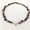 Vista dettagliata della collana di pietre grezze viola naturali con chiusura magnetica. - Ametista