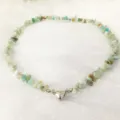 Vista dettagliata della collana di perle in pietra naturale irregolare con chiusura magnetica. - Amazonite