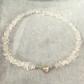 Vista dettagliata della collana di perle di pietra chiara irregolare con chiusura magnetica. - Cristallo di rocca