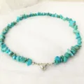 Primo piano dettagliato della collana di perle di pietra turchese naturale con chiusura magnetica. - Turchese blu