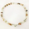 Primo piano dettaglio della collana in pietra naturale con chiusura magnetica a cuore. - Quarzo Rutilato Misto