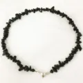 Vista dettagliata della collana di perle in pietra nera irregolare con chiusura magnetica. - Agata nera