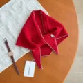 Dettaglio sciarpa triangolare a maglia rossa stile coreano, bordo in pizzo bianco elegante. - 22X88cm / Rosso