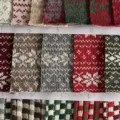 Primer plano detallado de la tela de punto jacquard navideña con copos de nieve y patrones. - 26-O1