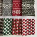 Detalle de tela de punto jacquard navideña con copos de nieve y patrones de cuadros. - 26-O2